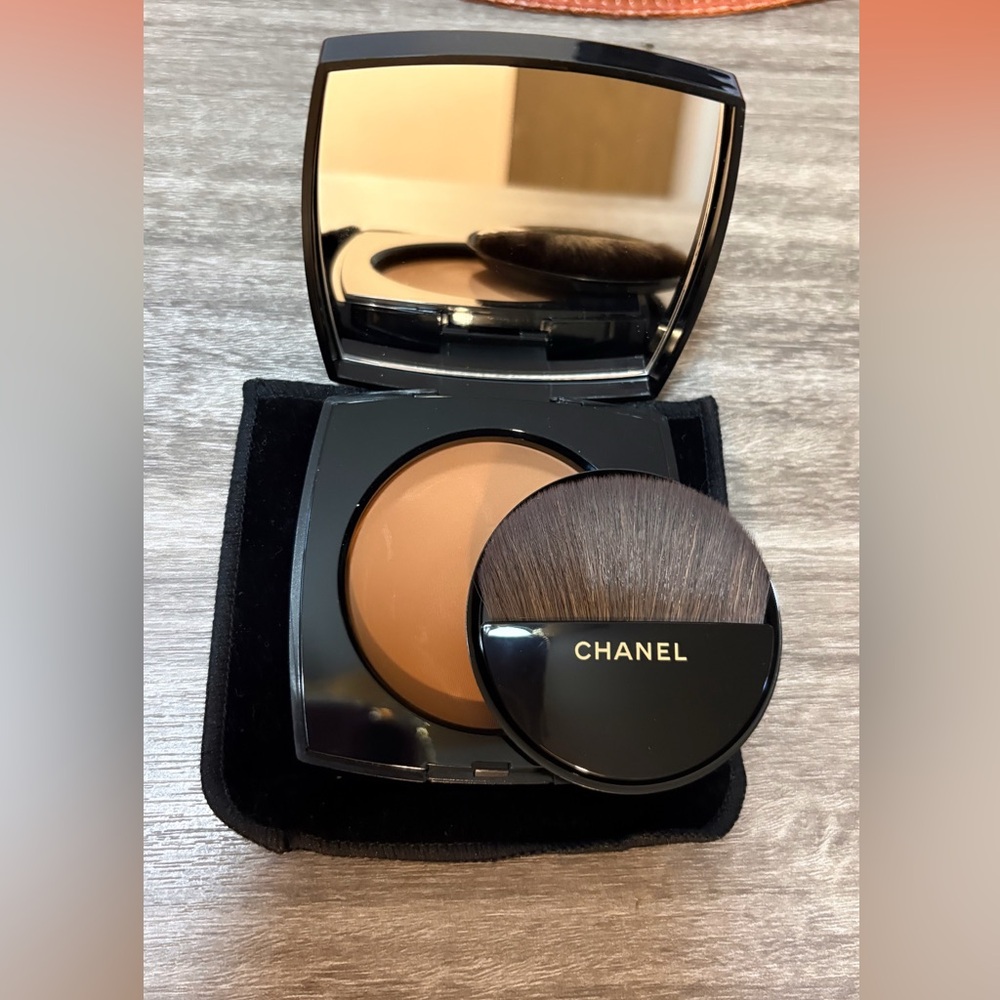 CHANEL Bronzer Compact with Brush - Warm Tan - Picture 2 of 7
